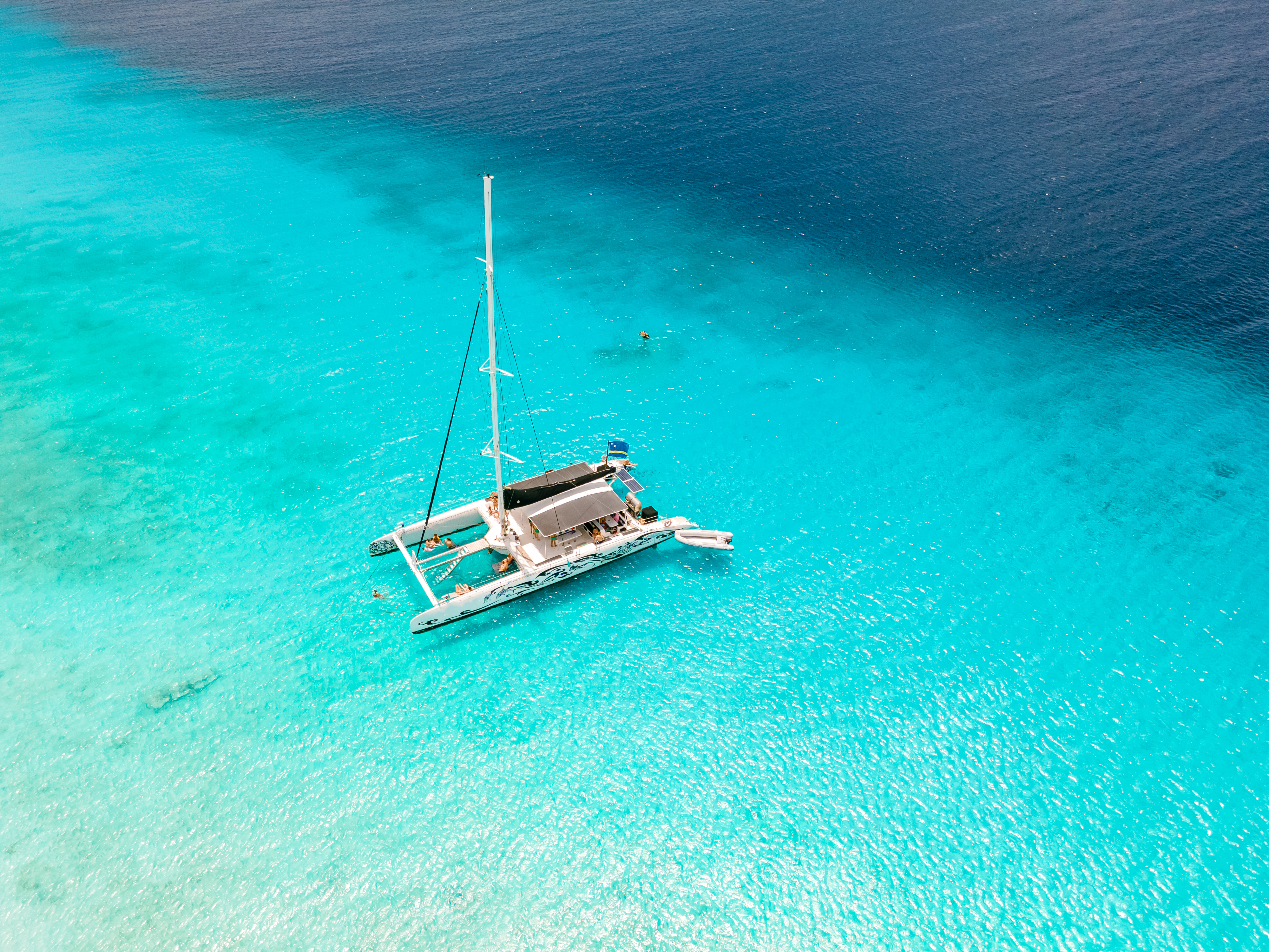 Catamarán en aguas turquesas para una excursión a Isla Mujeres